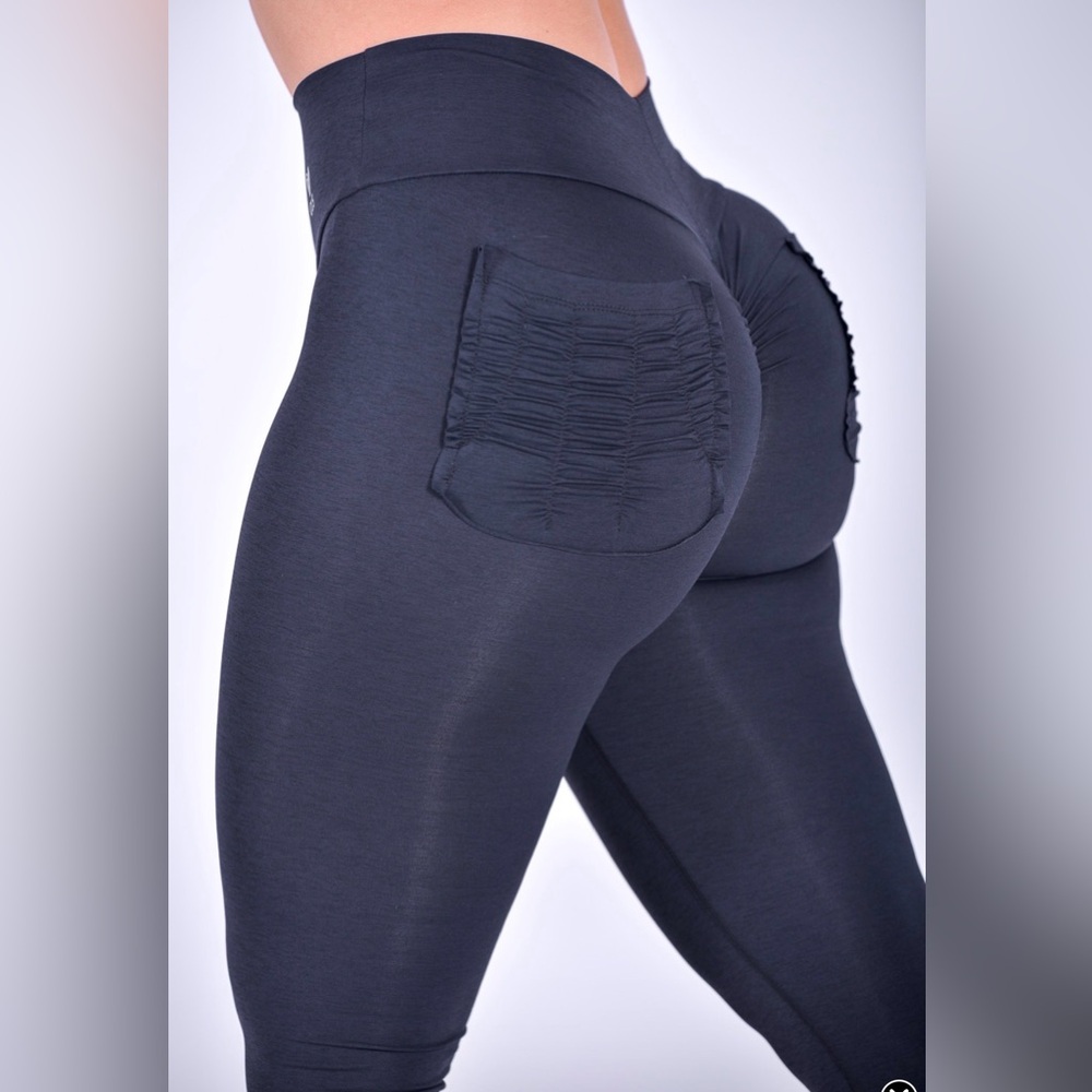 CLS SPORTSWEAR pocket scrunch leggings SMALL NWT
